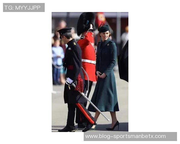 兰德尔娇妻现身主场为老公助威身材保持完美紫色大衣引人注目 兰德尔娇妻现身主场为老公助威身材保持完美紫色大衣引人注目