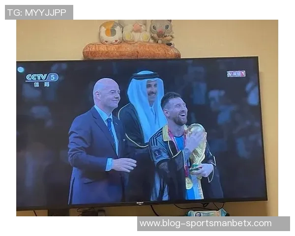 模特与梅西夫妇同框合影安东内拉T恤印梅西亲吻大力神杯瞬间